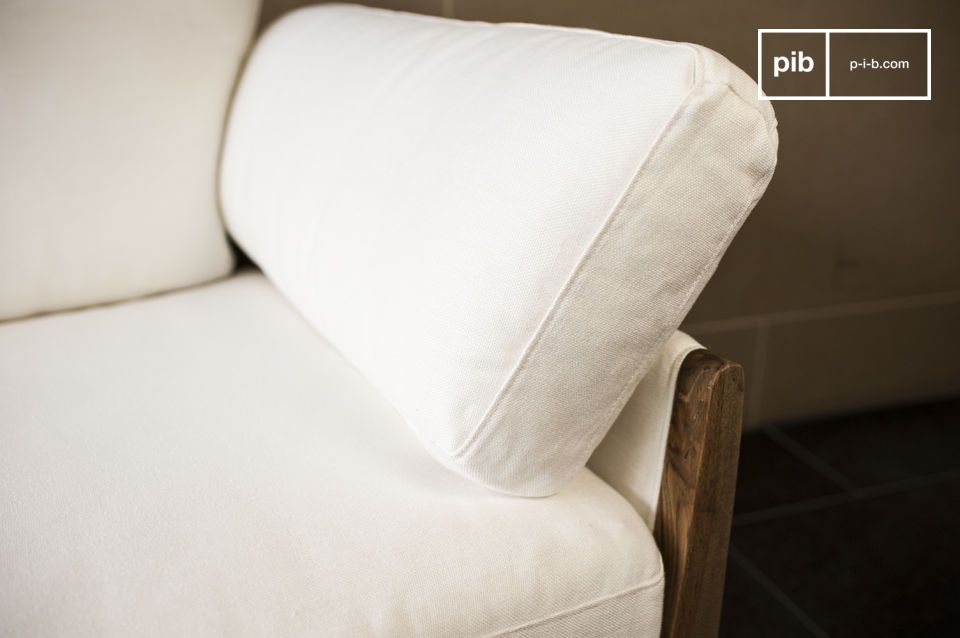 El revestimiento de lino blanco le da al sofá delicadeza y elegancia.