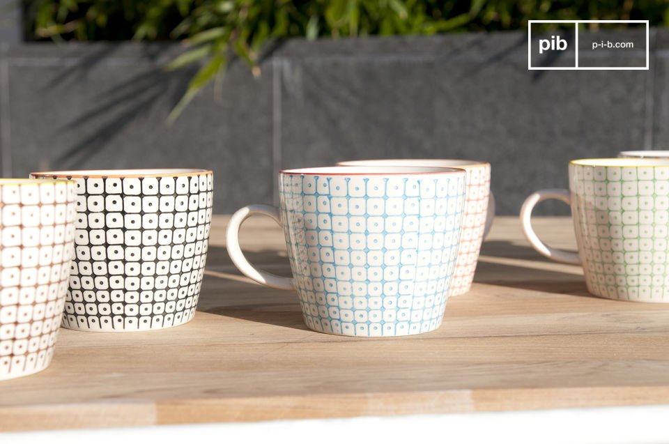 Bonito set de tazas con diseños geométricos.