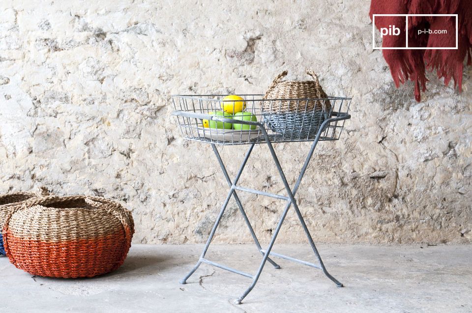 Cuerpo de metal, estilo country chic y cesta desmontable.