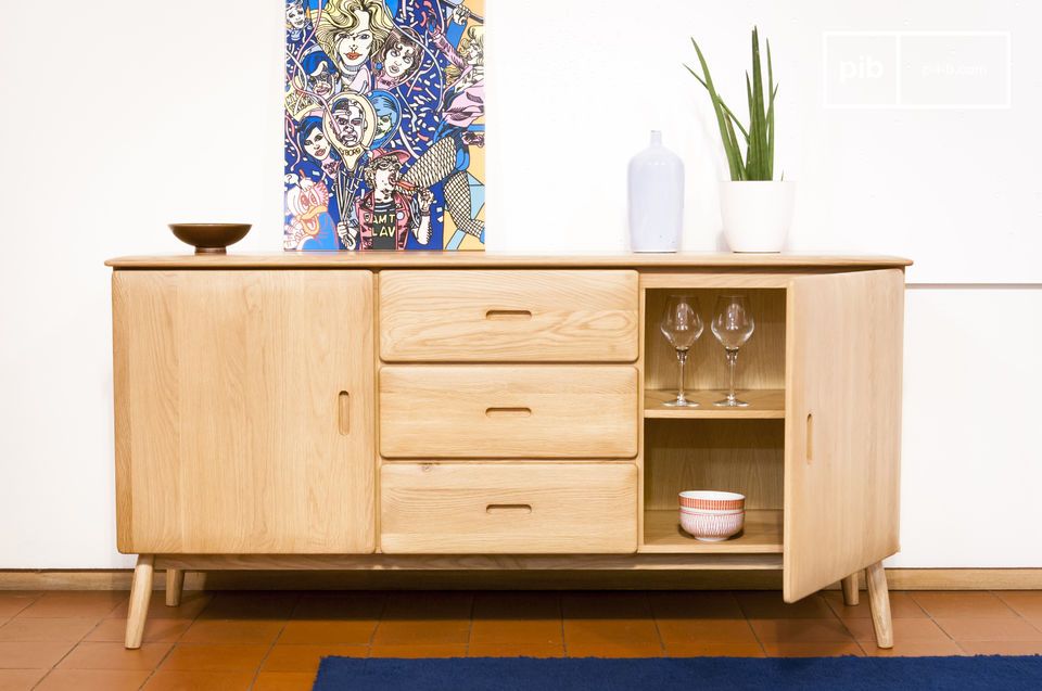 Sobrio y elegante mueble de madera clara con un estilo atemporal.