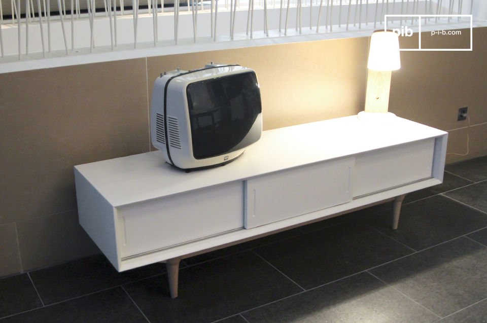 El mueble de TV se cierra por todos los lados.