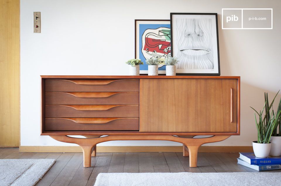 Buffet con diseño escandinavo en dos tonos de madera oscura y clara.