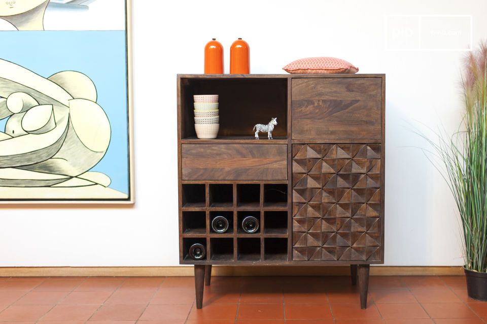 Noble buffet de madera al estilo escandinavo.