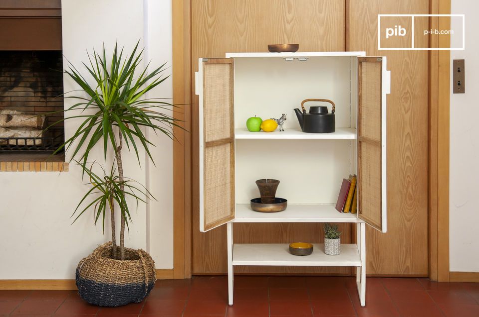 Este mueble ofrece hermosos espacios de almacenamiento separados por un estante central fijo.