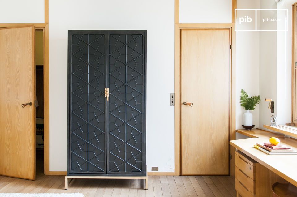 Elegante gabinete de metal negro con detalles dorados.