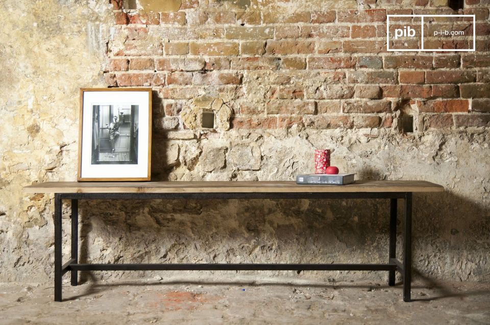 Bonito banco de madera maciza con patas de metal negro.