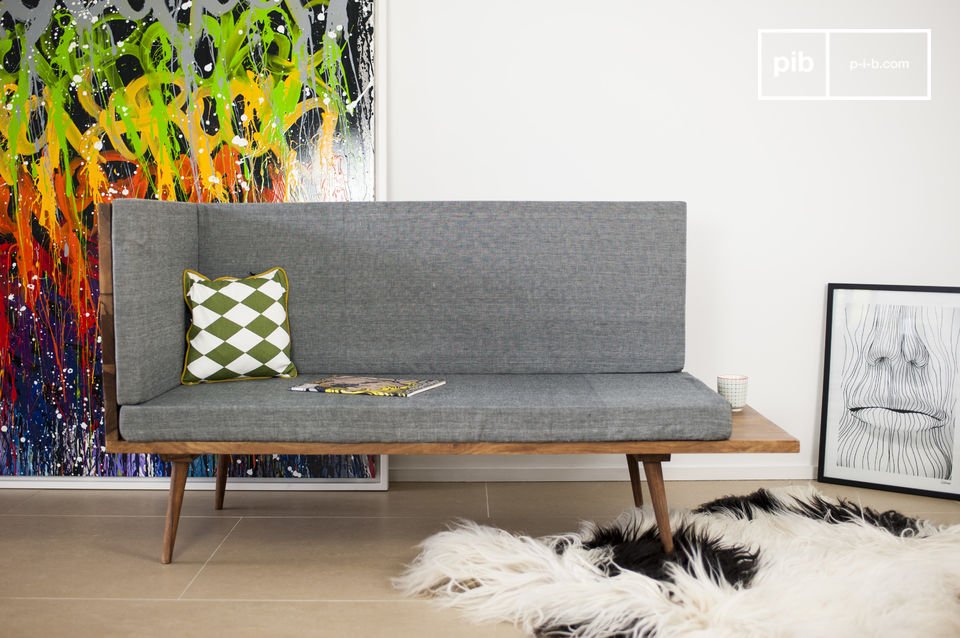 Precioso sofá gris de estilo vintage escandinavo.