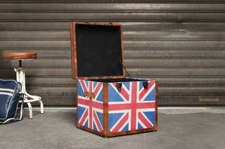 Baul de madera Back in the UK