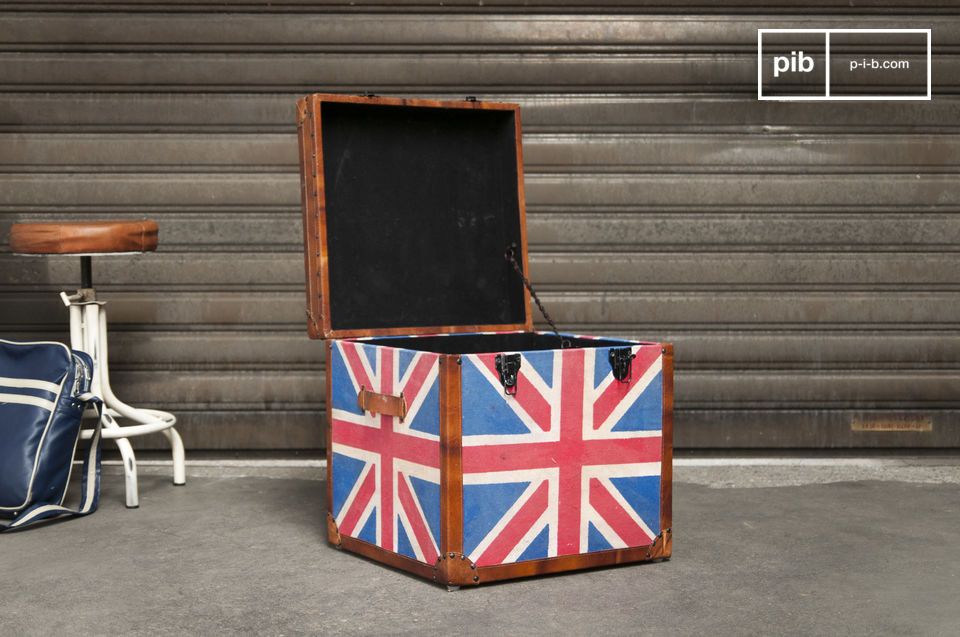Baúl de madera con la bandera inglesa.