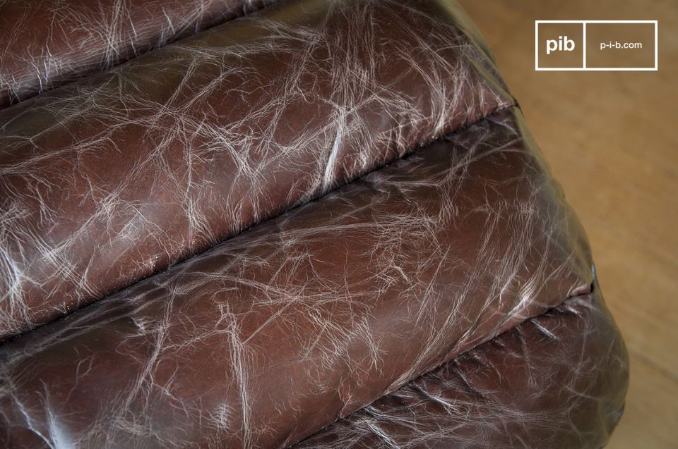 El colchón de espuma está cubierto con cuero ligeramente envejecido con un marrón que tiende