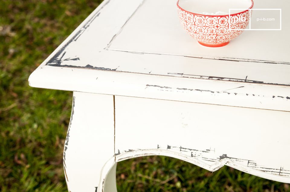 Esta mesa está hecha de madera de olmo, una madera muy noble