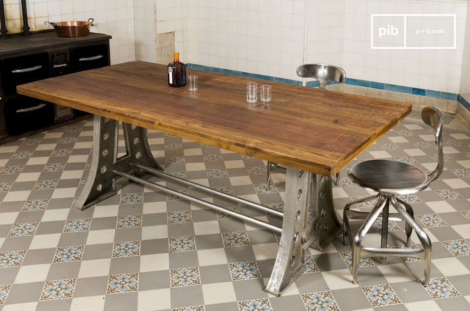 Gran mesa de comedor con un diseño industrial característico.