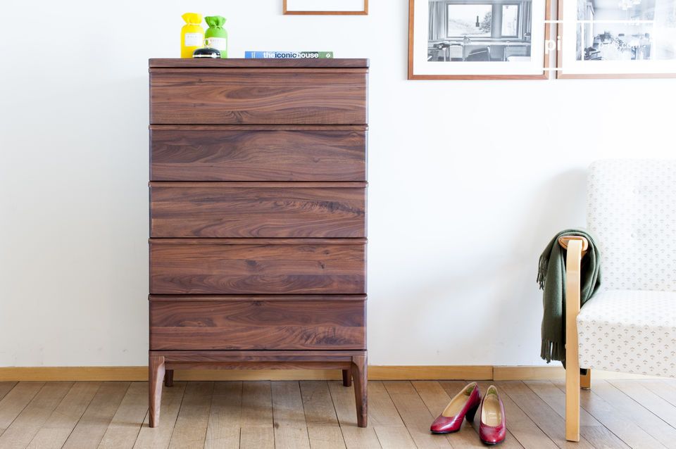 Elegante cajonera de madera de nogal.