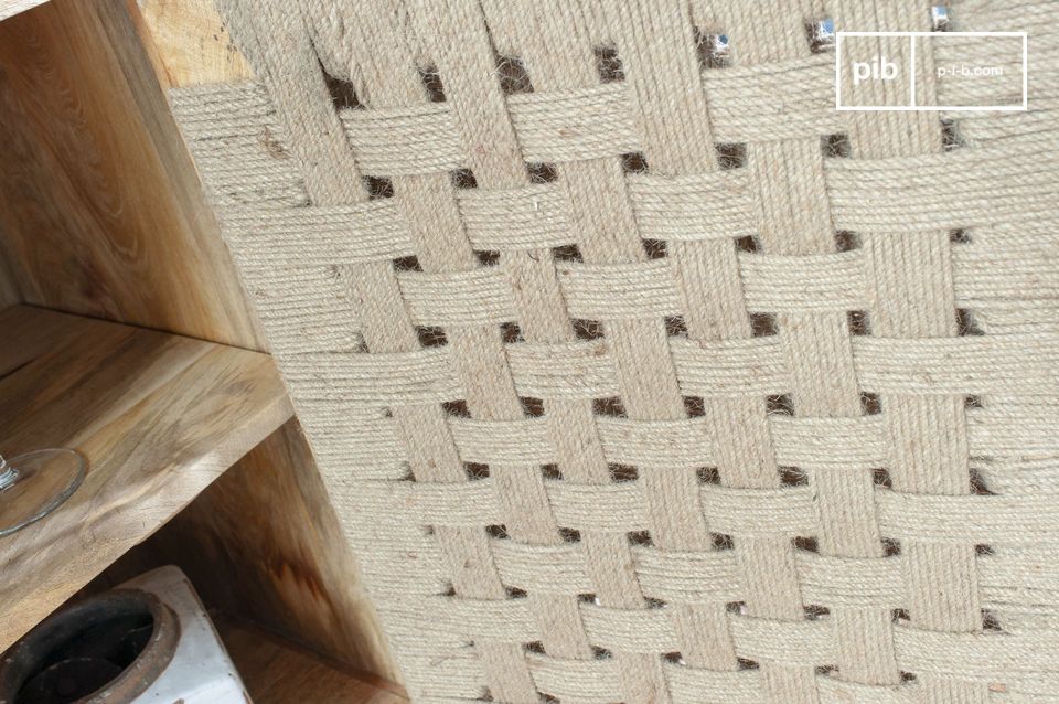 El tejido de fibra natural de las puertas está perfectamente entrelazado con la madera.