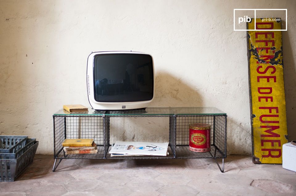 Elegante mueble de TV en metal y cristal.