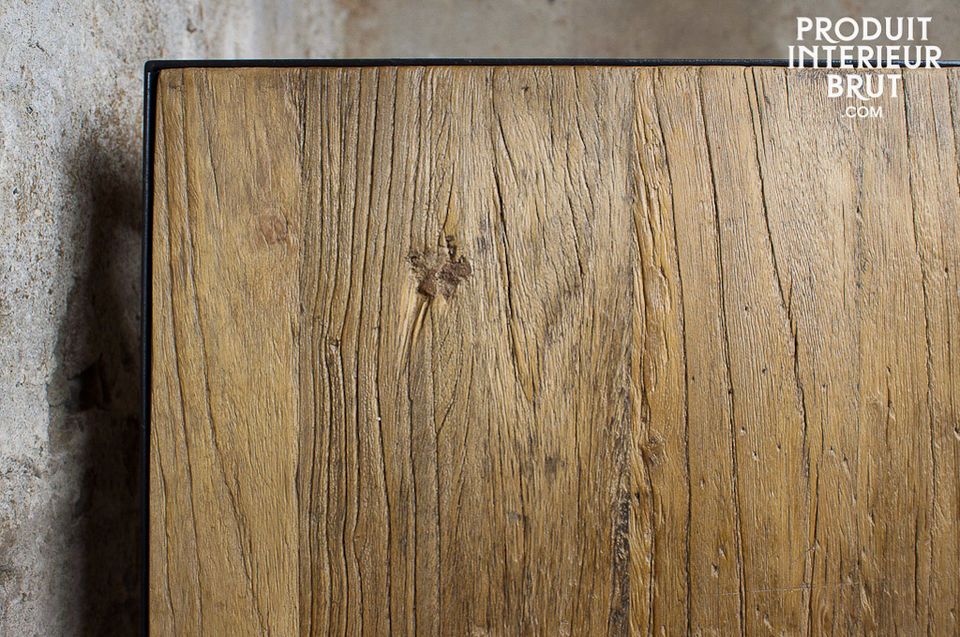 Esta consola resalta la belleza de la madera en bruto antigua de una manera sencilla pero a la moda