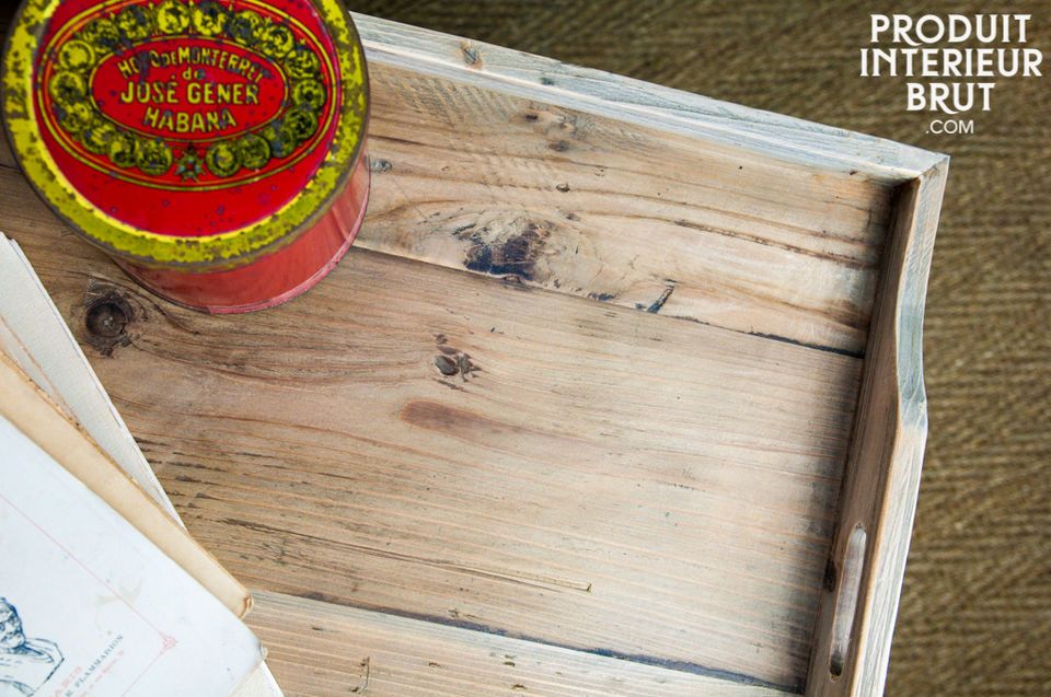 Esta mesa funcional combina la robustez de la madera sólida y la practicidad de su bandeja