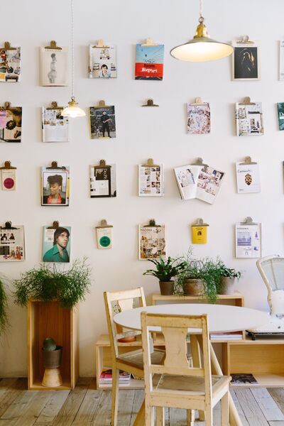 Decoración creativa de pared con revistas colgantes