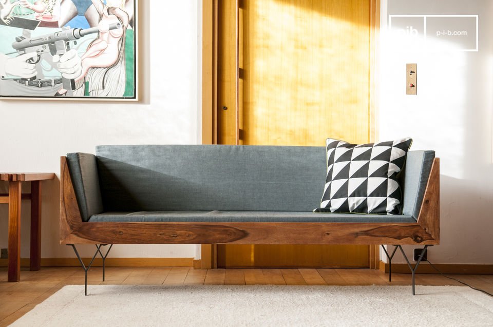 Sofá elegante con líneas de madera escandinavas.