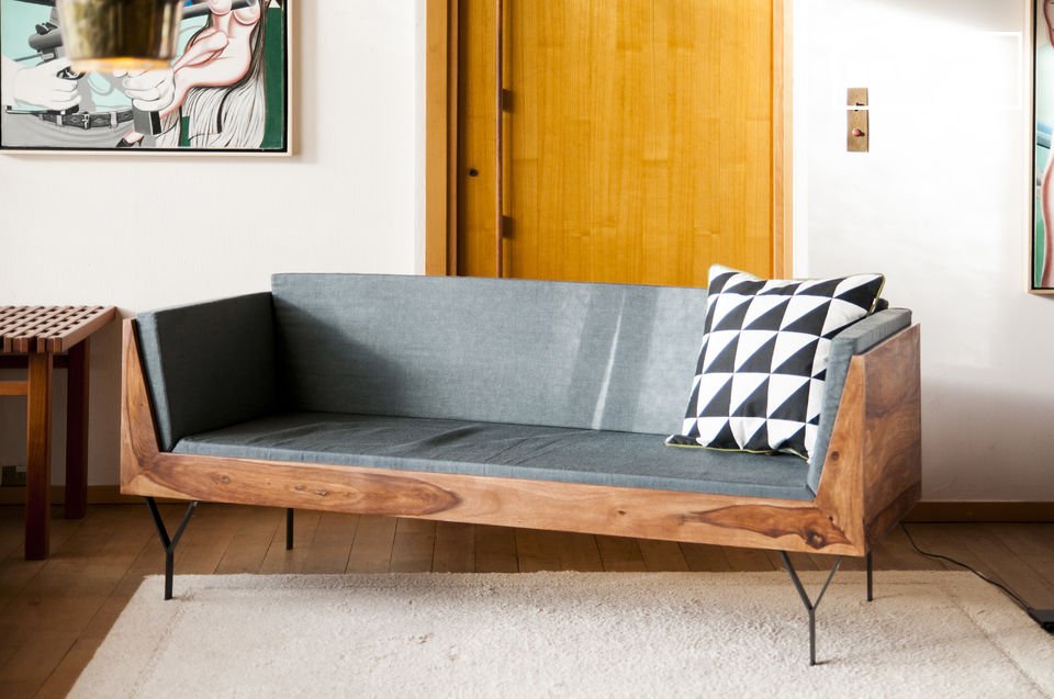 El sofá tiene hermosas líneas rectas nórdicas.