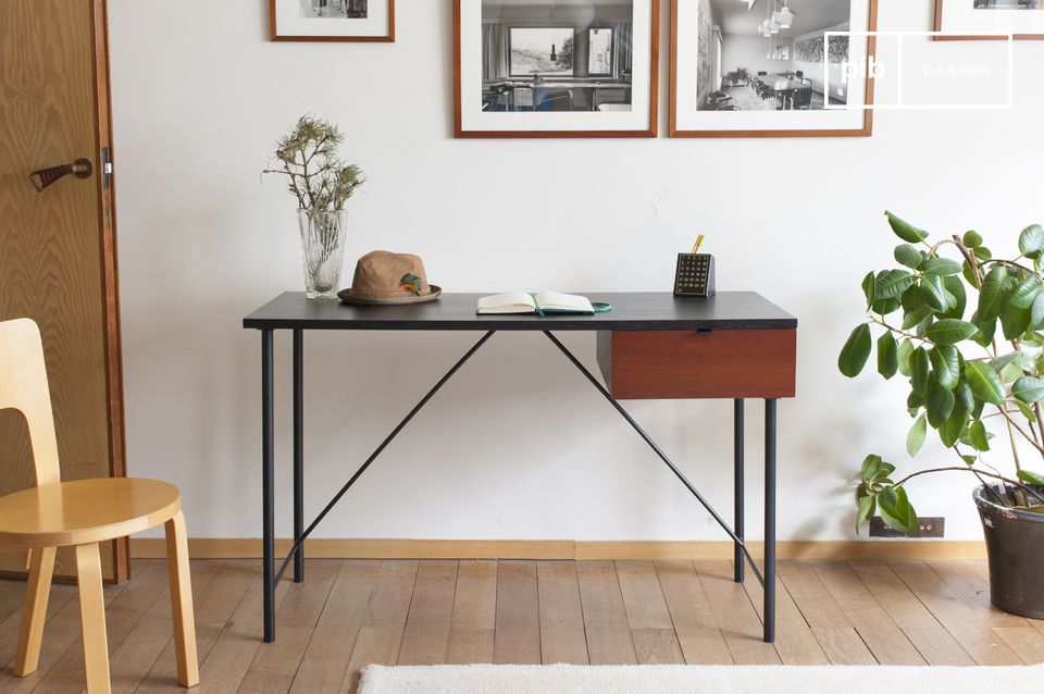 Bonito escritorio con líneas finas y elegantes de inspiración japonesa.
