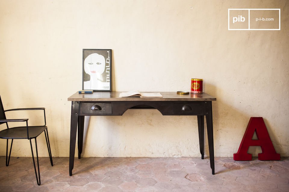 Elegante escritorio con espíritu vintage negro y madera.