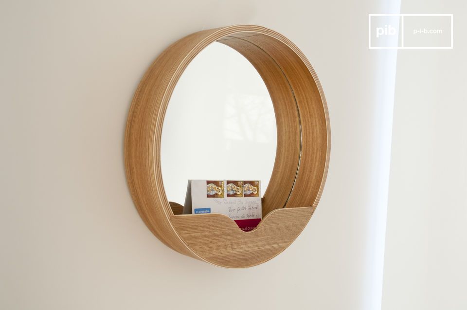 Elegante espejo de madera de estilo escandinavo.