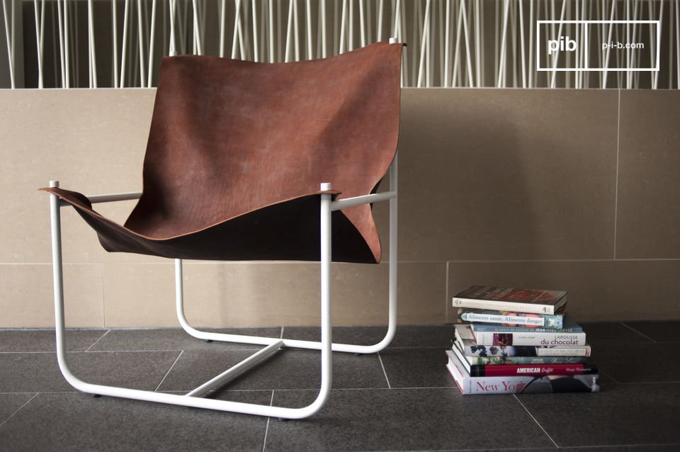 Hermoso sillón de cuero con diseño escandinavo.