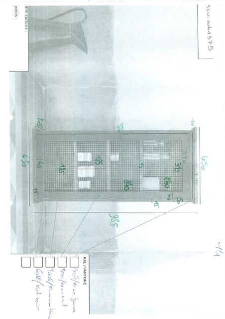 Este gabinete está hecho de madera maciza barnizada, construido para durar