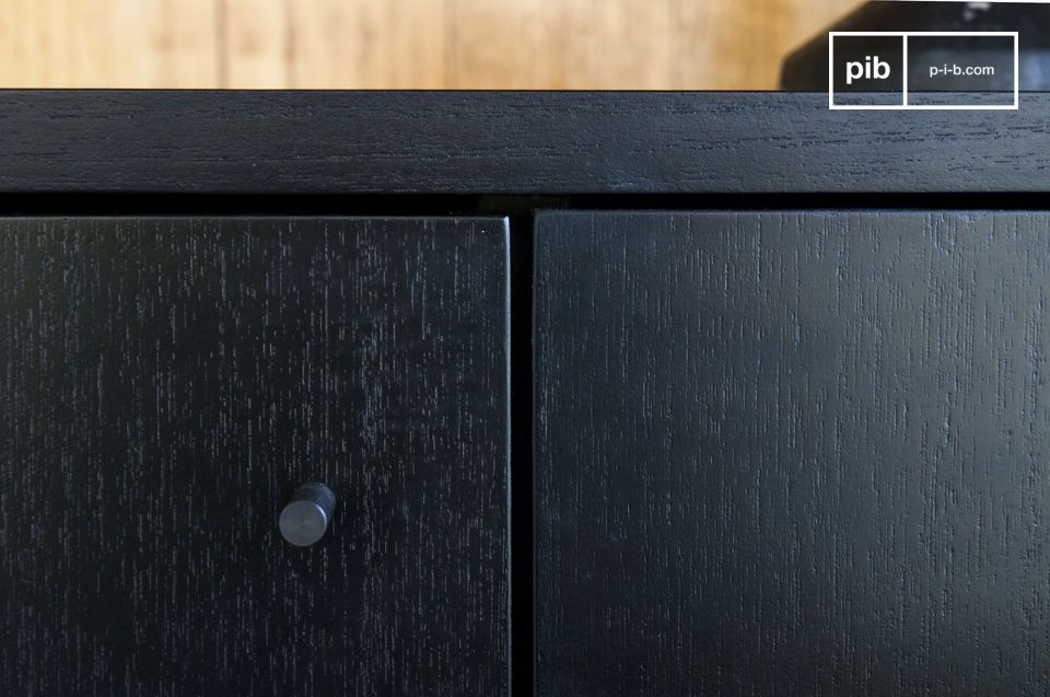 La madera negra se adapta a cualquier estilo de interior.