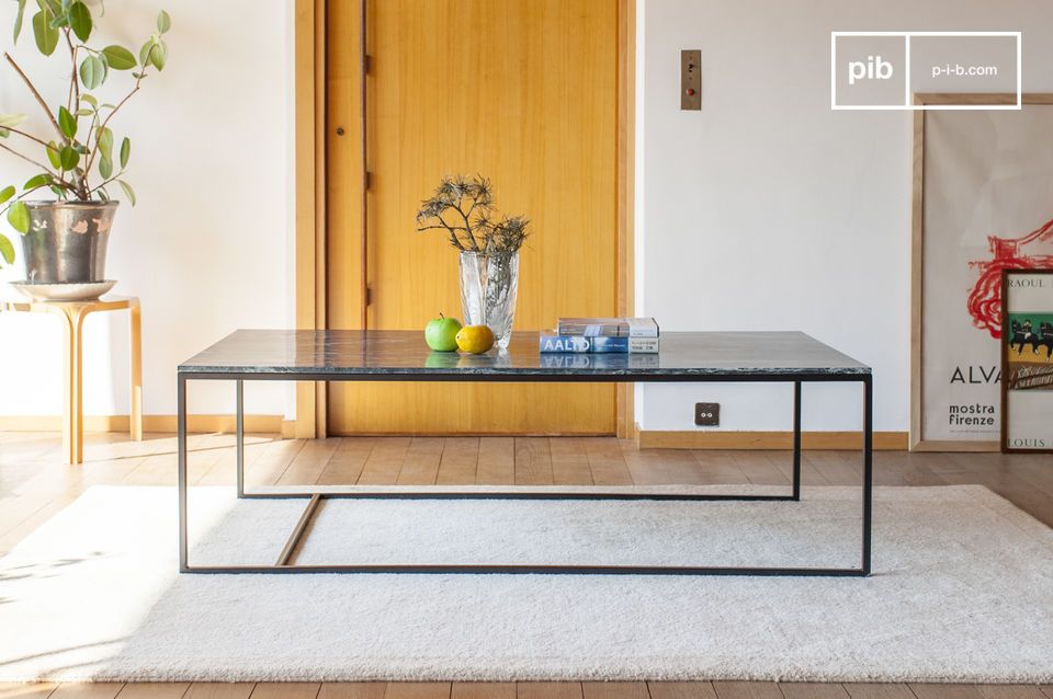 Hermosa mesa de centro que combina líneas elegantes y refinadas.