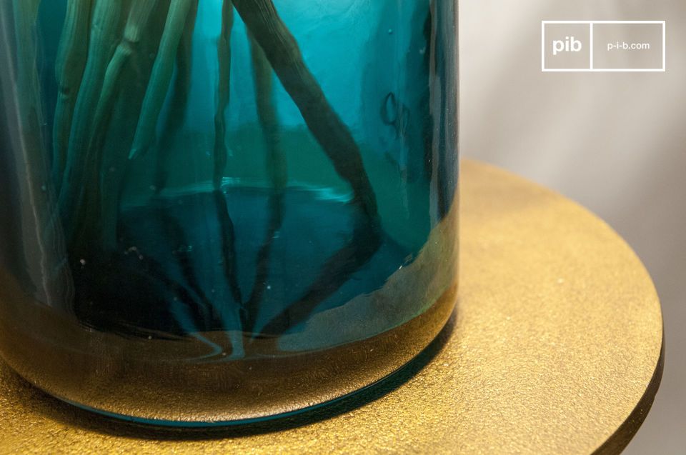 El fondo del jarrón está teñido de un azul transparente.