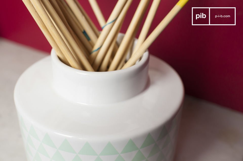 Vaso blanco con triángulos verdes menta de tendencia.