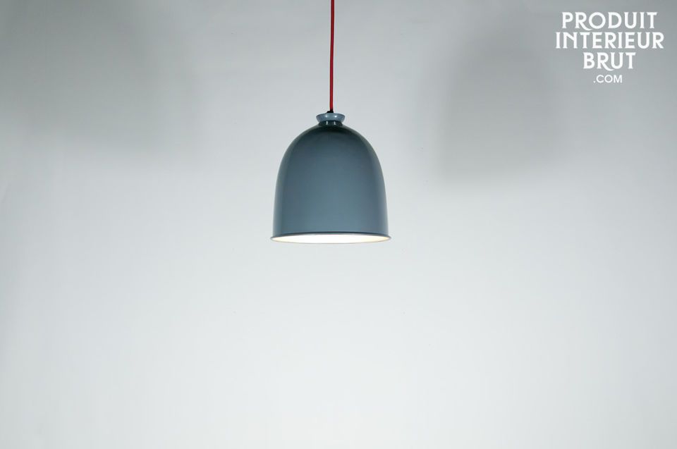 Bastante simple en su apariencia, esta gran lámpara de suspensión tiene un aspecto intemporal