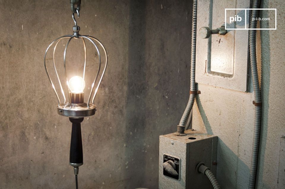 Encantadora lámpara de mano en un estilo típicamente industrial.
