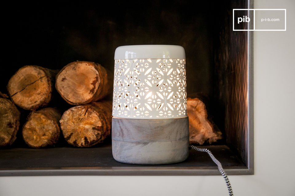 Bonita lámpara de madera gris y tono metálico beige.