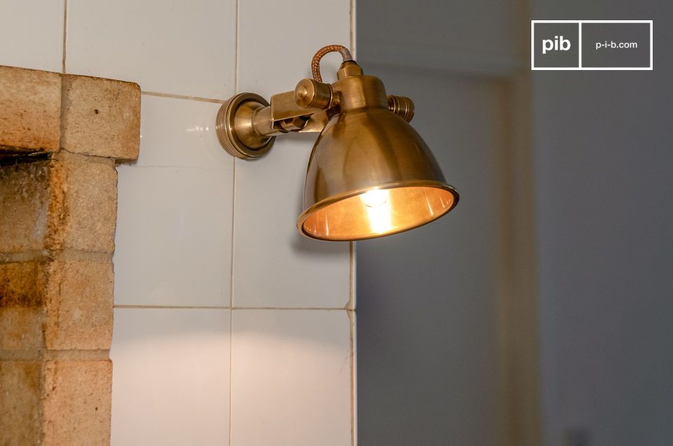 Una lámpara de pared dorada de estilo vintage