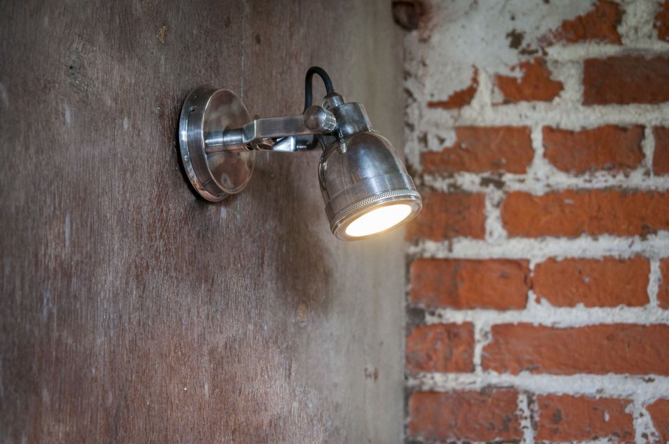 Una pequeña lámpara con un gran efecto: El cable permite ajustar la lámpara de diferentes maneras.