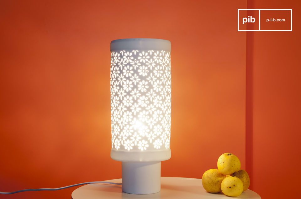 Una bonita lámpara de mesa de estilo nórdico en porcelana.