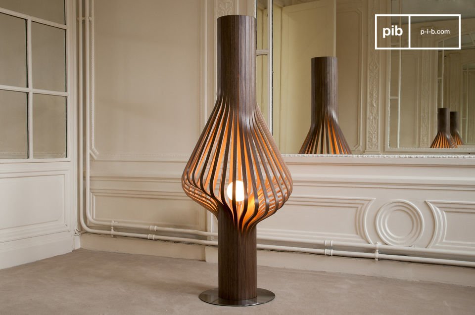 Elegante lámpara de madera para salón.