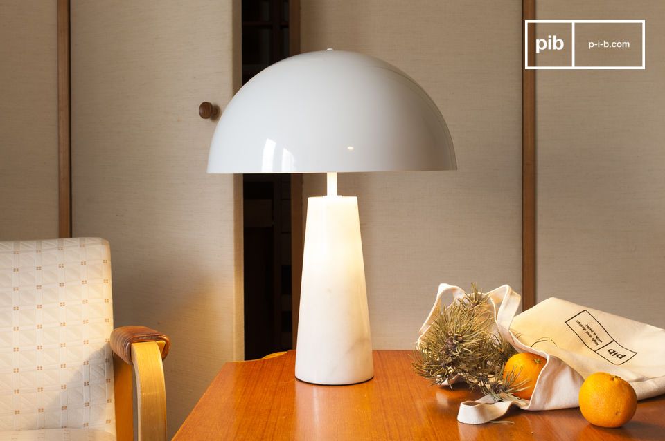 Magnífica lámpara blanca con un refinado diseño inspirado en los años 70.