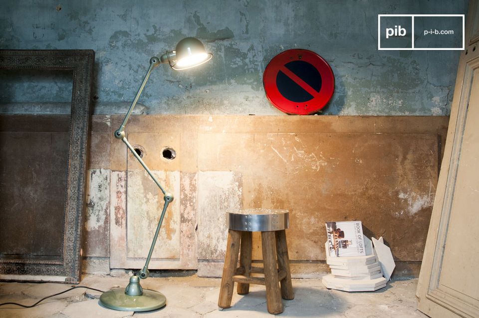 La lámpara de pie Jieldé Loft en acabado verde Vespa es una joya del sector del mueble industrial.