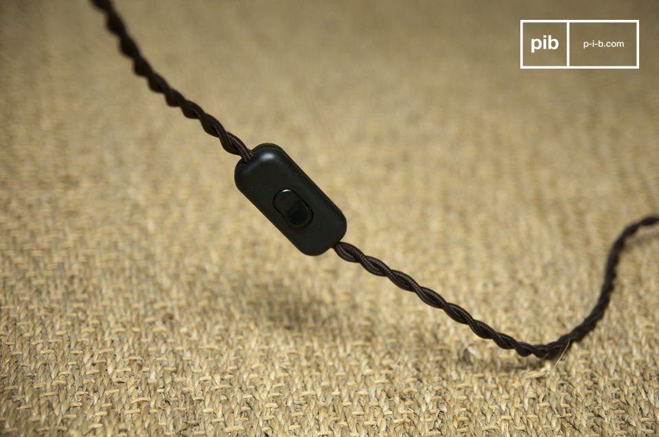 Bonito cordón eléctrico rodeado de una trenza textil marrón.