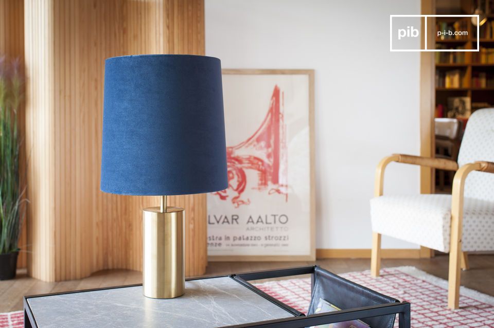 Bonita lámpara azul con un pie dorado inspirado en los años 60.