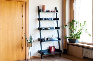 Librería de madera negra a gran escala