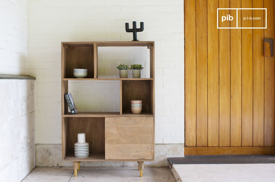 Hermosa librería de madera y latón.