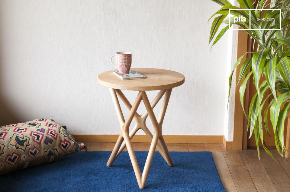 Pequeña mesa auxiliar de madera clara llena de encanto.