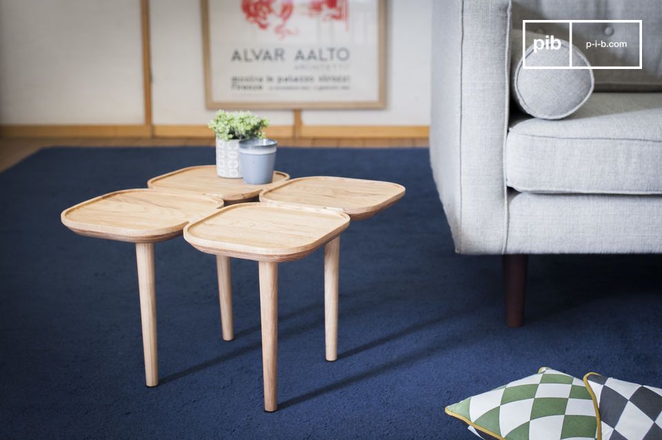 Una mesa auxiliar de madera maciza de fresno con cuatro tableros retro.