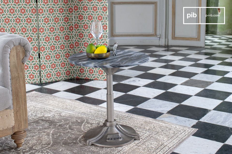La mesa de mármol en estilo Art Deco combina lo antiguo y lo moderno con un toque de aspecto industrial.