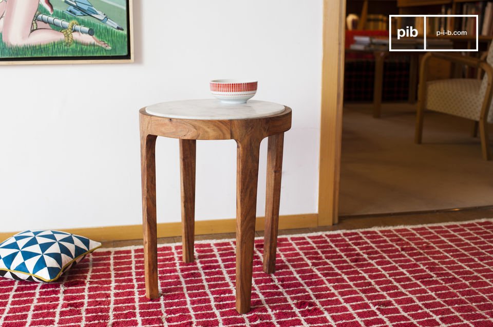 Una magnífica mesa auxiliar de madera y mármol blanco.